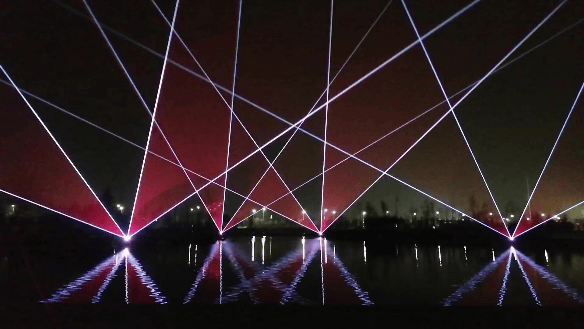 Crossing laser beams reflected on the water at Yibin Central Park in Luoyang Crossing laser beams reflected on the water at Yibin Central Park in Luoyang