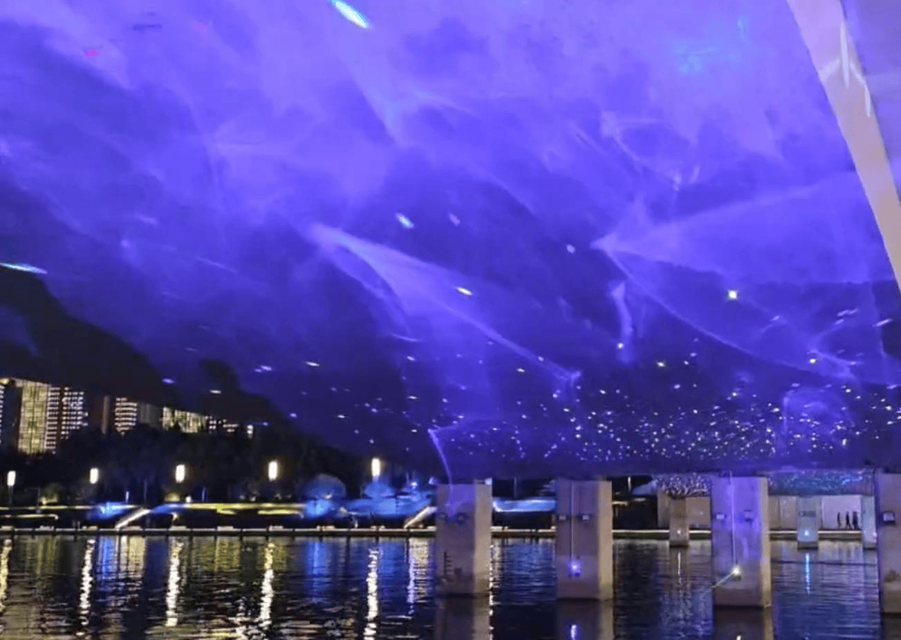 Purple laser nebula effects illuminating the waterfront at Ruyi Lake in Zhengzhou Purple laser nebula effects illuminating the waterfront at Ruyi Lake in Zhengzhou