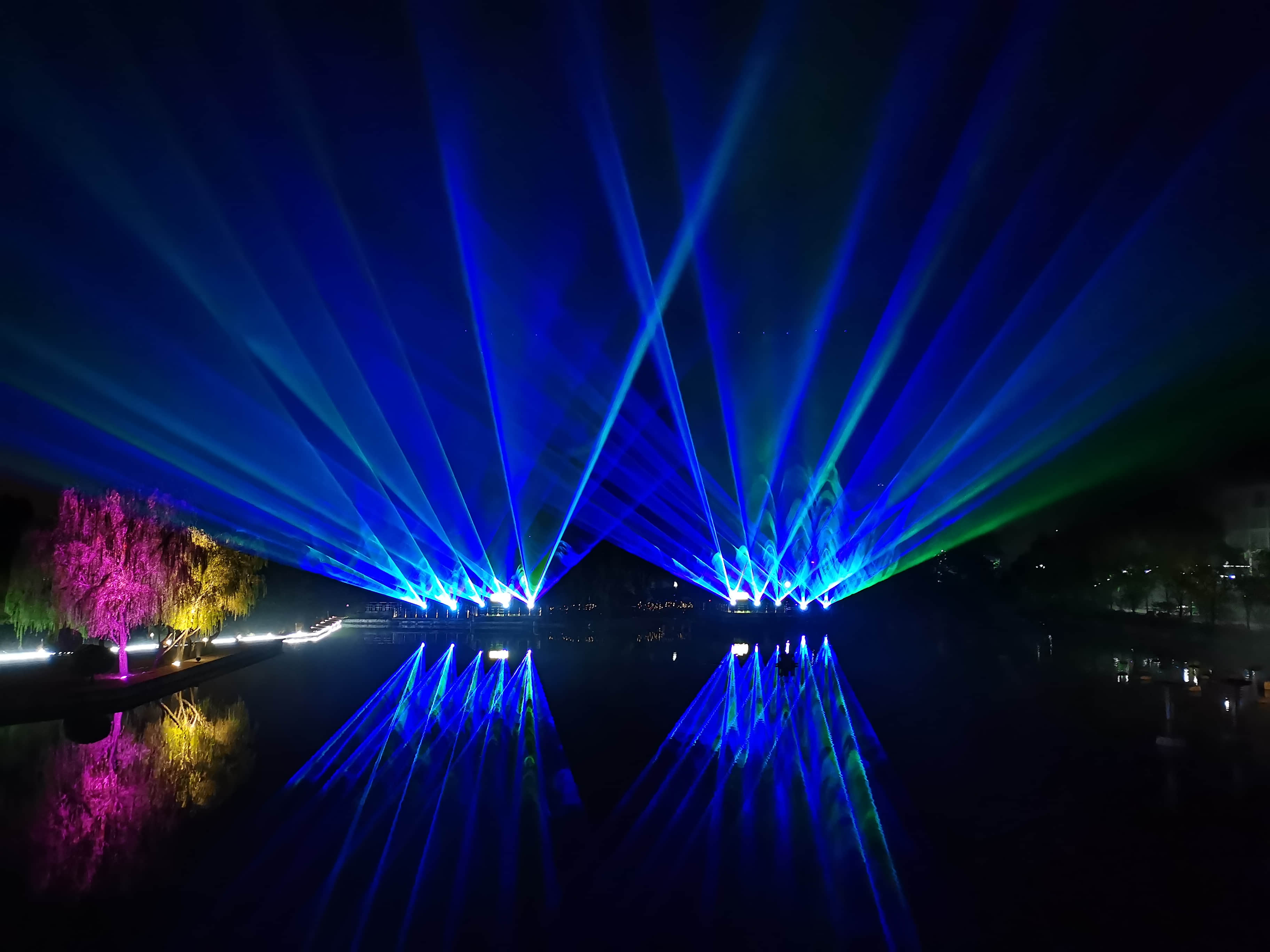 Xi'an Gaoke Hotel laser show featuring ten 60W RGB laser systems and waterfront lighting effects Xi'an Gaoke Hotel laser show featuring ten 60W RGB laser systems and waterfront lighting effects