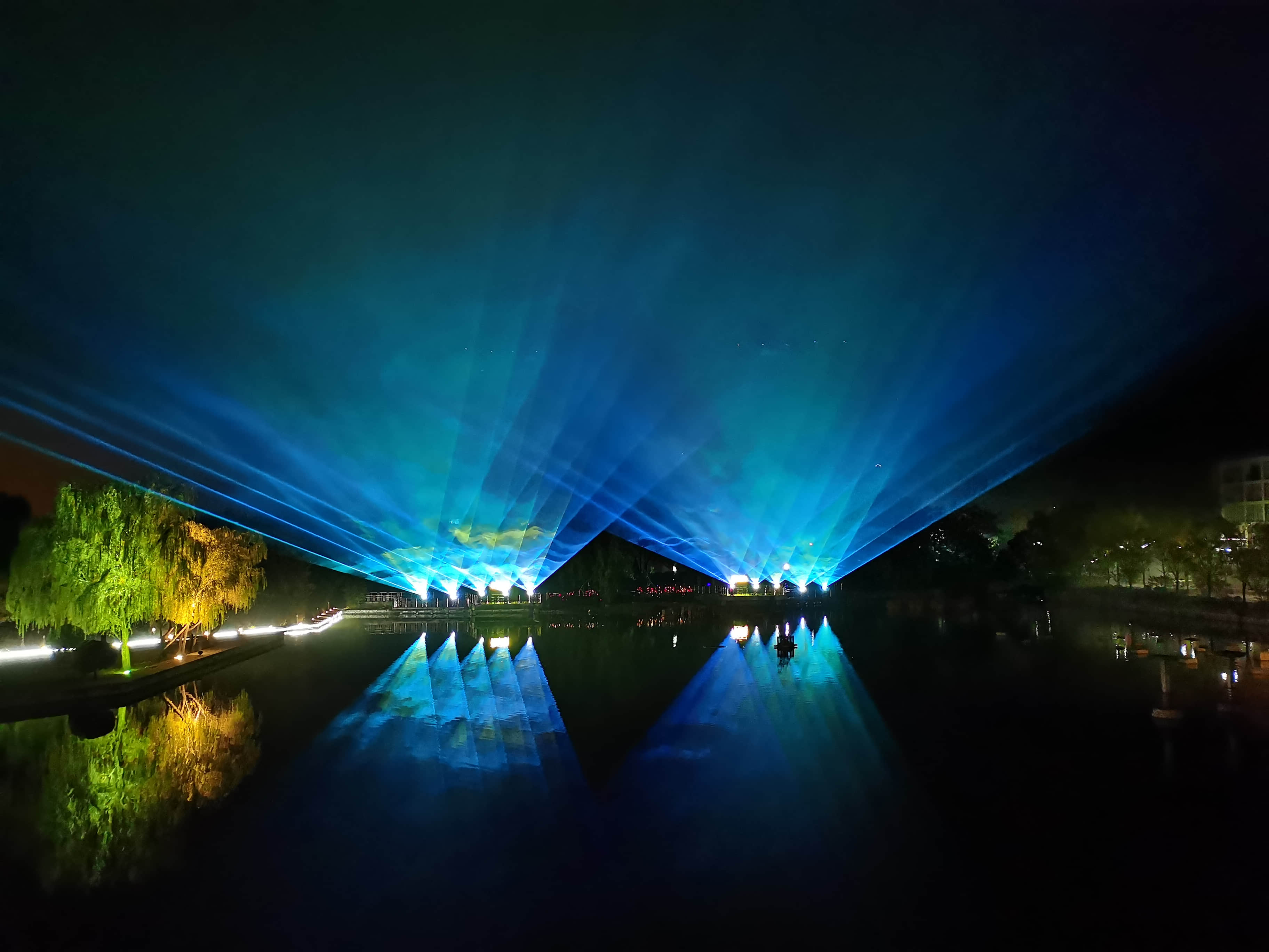 Xi'an Gaoke Hotel laser show featuring ten 60W RGB laser systems and waterfront lighting effects Xi'an Gaoke Hotel laser show featuring ten 60W RGB laser systems and waterfront lighting effects