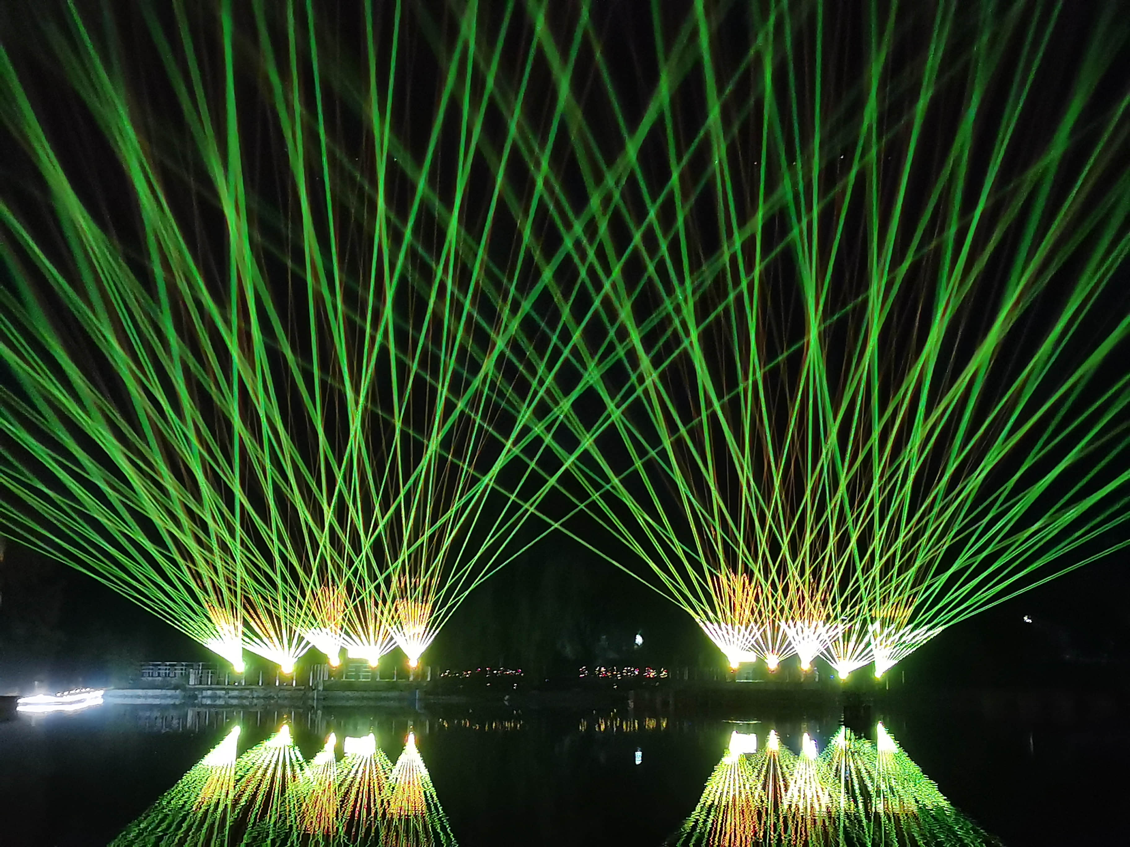 Xi'an Gaoke Hotel laser show featuring ten 60W RGB laser systems and waterfront lighting effects Xi'an Gaoke Hotel laser show featuring ten 60W RGB laser systems and waterfront lighting effects