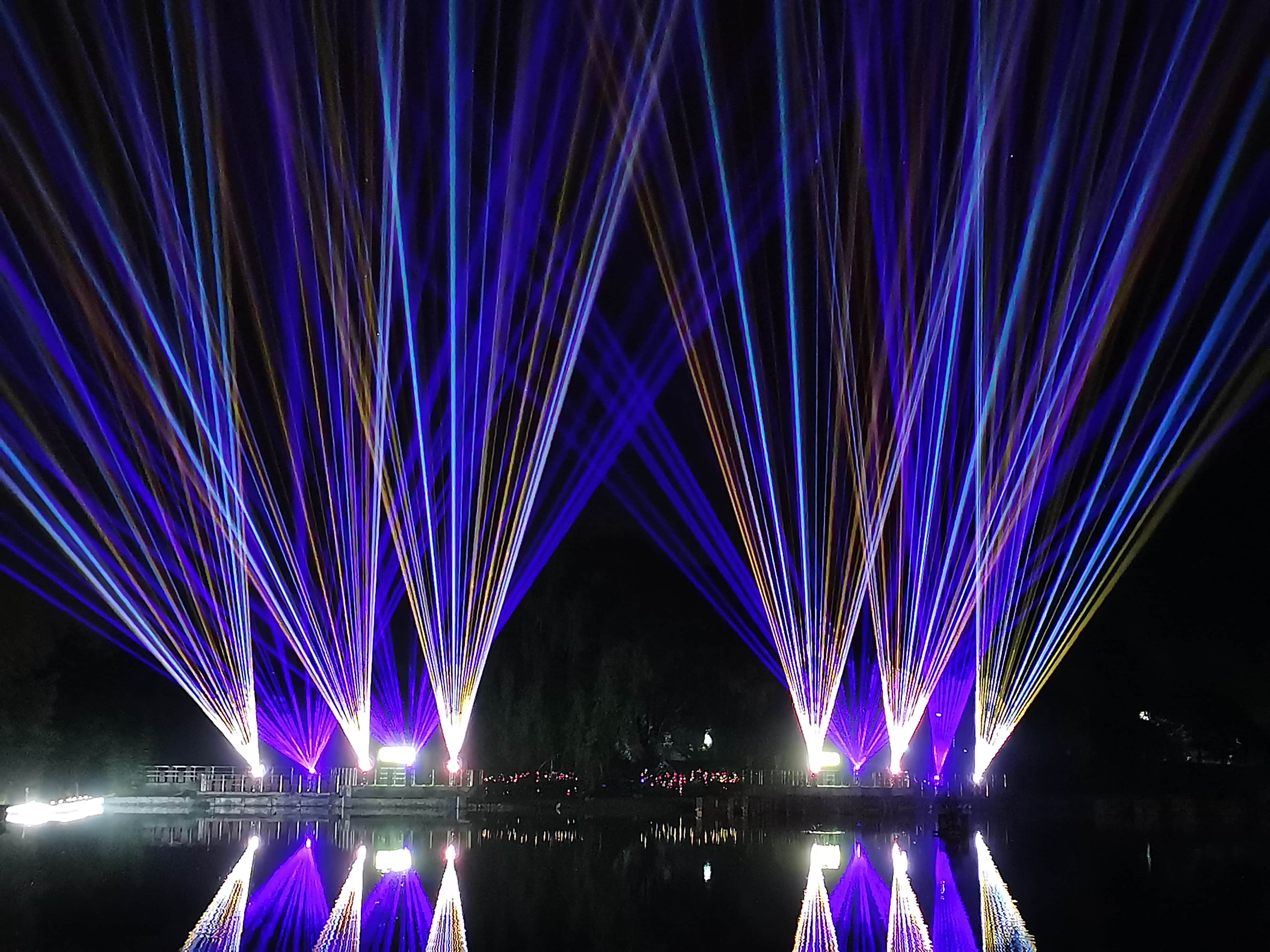 Xi'an Gaoke Hotel laser show featuring ten 60W RGB laser systems and waterfront lighting effects Xi'an Gaoke Hotel laser show featuring ten 60W RGB laser systems and waterfront lighting effects